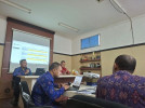 Pegawai Dinas Kependudukan dan Pencatatan Sipil Kabupaten Buleleng menghadiri kegiatan Focus Group Discussion (FGD) Pengukuran IPKP Tahun 2024 di ruang rapat Dinas PMD Kabupaten Buleleng, Selasa, 30 Juli 2024